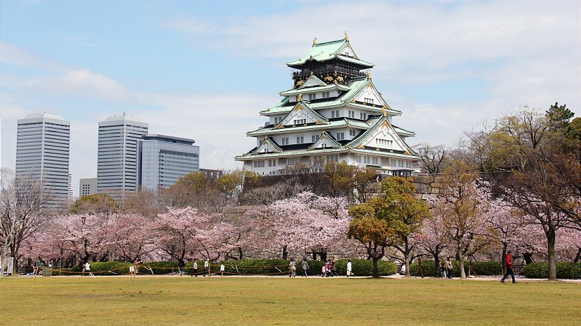 Osaka Castle: Kastil Bersejarah yang Menawarkan Pemandangan Indah Kota Osaka